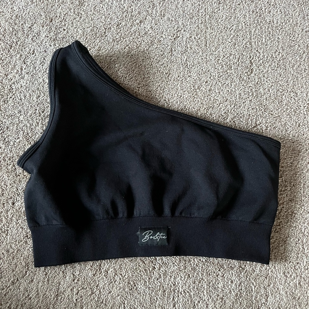Bo+tee one shoulder sports bra